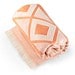 MALEK. Multifunktions- und Badetuch (350g/m²) aus Baumwolle (85%) sowie recycelter Baumwolle (15%), leicht und widerstandsfähig, Orange